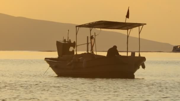 Atardecer Pescador Tira Cadena Barco Fuera Del Mar Silueta Imagen — Vídeos de Stock