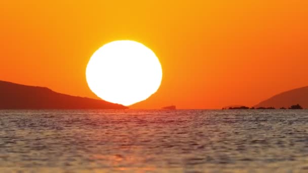 太陽が海に沈んでいます 画像の流れを加速させ — ストック動画