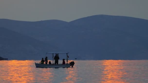 Pôr Sol Pescador Puxa Corrente Seu Barco Para Fora Mar — Vídeo de Stock
