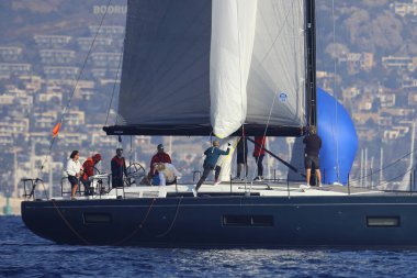 Bodrum, Hindi. 06 Aralık 2022: Yelkenliler Ege Denizi 'nin mavi sularında, ünlü tatil beldesi Bodrum' un kıyılarında rüzgarlı havada yelken açıyorlar..