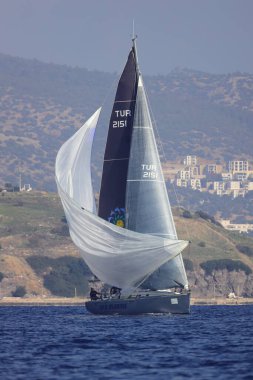 Bodrum, Hindi. 06 Aralık 2022: Yelkenliler Ege Denizi 'nin mavi sularında, ünlü tatil beldesi Bodrum' un kıyılarında rüzgarlı havada yelken açıyorlar..