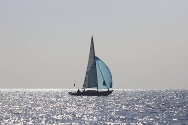 Bodrum, Hindi. 06 Aralık 2022: Yelkenliler Ege Denizi 'nin mavi sularında, ünlü tatil beldesi Bodrum' un kıyılarında rüzgarlı havada yelken açıyorlar..