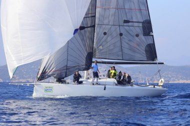 Bodrum, Hindi. 06 Aralık 2022: Yelkenliler Ege Denizi 'nin mavi sularında, ünlü tatil beldesi Bodrum' un kıyılarında rüzgarlı havada yelken açıyorlar..