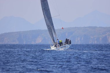 Bodrum, Hindi. 06 Aralık 2022: Yelkenliler Ege Denizi 'nin mavi sularında, ünlü tatil beldesi Bodrum' un kıyılarında rüzgarlı havada yelken açıyorlar..