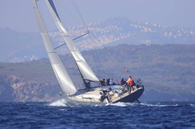 Bodrum, Hindi. 06 Aralık 2022: Yelkenliler Ege Denizi 'nin mavi sularında, ünlü tatil beldesi Bodrum' un kıyılarında rüzgarlı havada yelken açıyorlar..