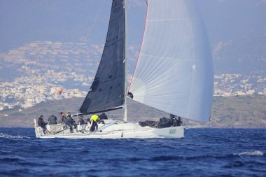 Bodrum, Hindi. 06 Aralık 2022: Yelkenliler Ege Denizi 'nin mavi sularında, ünlü tatil beldesi Bodrum' un kıyılarında rüzgarlı havada yelken açıyorlar..