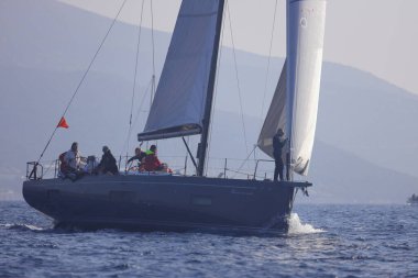 Bodrum, Hindi. 06 Aralık 2022: Yelkenliler Ege Denizi 'nin mavi sularında, ünlü tatil beldesi Bodrum' un kıyılarında rüzgarlı havada yelken açıyorlar..