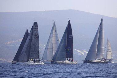 Bodrum, Hindi. 06 Aralık 2022: Yelkenliler Ege Denizi 'nin mavi sularında, ünlü tatil beldesi Bodrum' un kıyılarında rüzgarlı havada yelken açıyorlar..