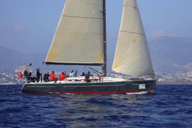 Bodrum, Hindi. 06 Aralık 2022: Yelkenliler Ege Denizi 'nin mavi sularında, ünlü tatil beldesi Bodrum' un kıyılarında rüzgarlı havada yelken açıyorlar..