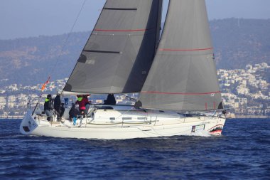 Bodrum, Hindi. 06 Aralık 2022: Yelkenliler Ege Denizi 'nin mavi sularında, ünlü tatil beldesi Bodrum' un kıyılarında rüzgarlı havada yelken açıyorlar..