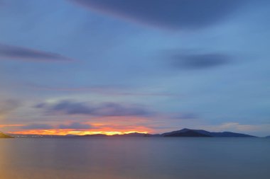 Sahilde gün batımı. Deniz kenti Turgutreis ve muhteşem gün batımları. Seçici Odaklanma.