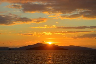 Sahilde gün batımı. Deniz kenti Turgutreis ve muhteşem gün batımları. Seçici Odaklanma.