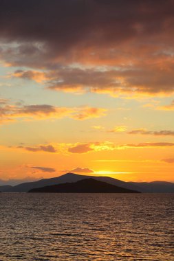 Sahilde gün batımı. Deniz kenti Turgutreis ve muhteşem gün batımları. Seçici Odaklanma.