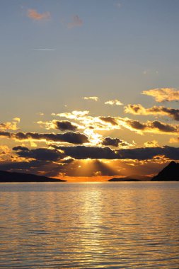 Sahilde gün batımı. Deniz kenti Turgutreis ve muhteşem gün batımları. Seçici Odaklanma.