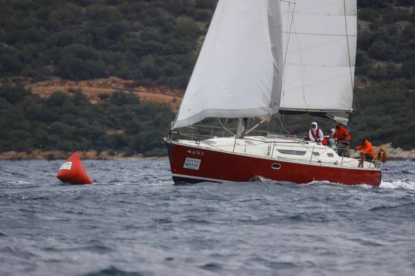 土耳其 Bodrum 2023年2月5日 帆船在爱琴海蓝色水域的大风天气中航行 — 图库照片