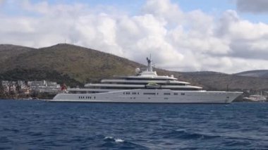 Bodrum, Türkiye, 10 Mart 2023: Rus işadamı Roman Abramovich 'in sahibi olduğu dev süperyat Eclipse, Bodrum' da demirledi