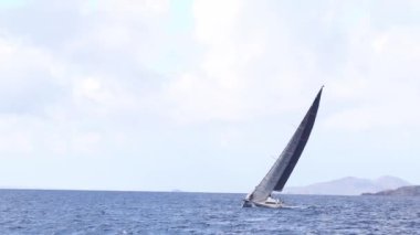 Bodrum, Hindi. 10 Mart 2023: Yelkenliler Ege Denizi 'nin mavi sularında, ünlü tatil beldesi Bodrum' un kıyılarında rüzgarlı havada yelken açıyorlar..