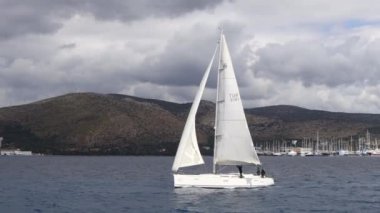 Bodrum, Hindi. 10 Mart 2023: Yelkenliler Ege Denizi 'nin mavi sularında, ünlü tatil beldesi Bodrum' un kıyılarında rüzgarlı havada yelken açıyorlar..
