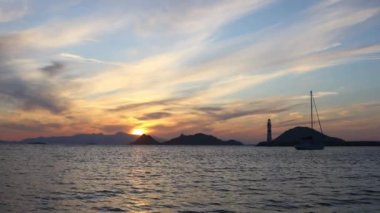 Gün batımında deniz manzarası. Sahildeki deniz feneri. Deniz kenti Turgutreis ve muhteşem gün batımları