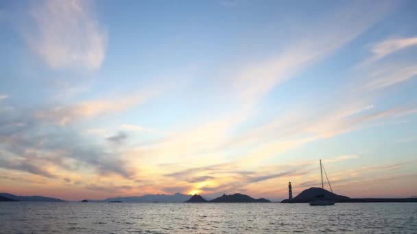 日没時の風景 海岸の灯台 Turgutreisの海辺の町と壮大な夕日 — ストック動画