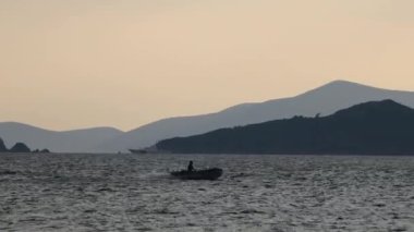 Küçük tekne gün batımından sonra rıhtıma dönüyor.