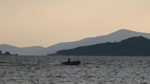 Kleines Boot Kehrt Nach Sonnenuntergang Zum Dock Zurück — Stockvideo
