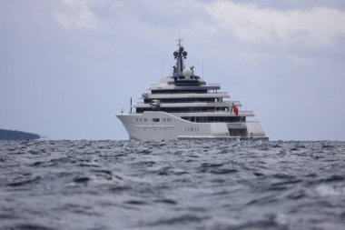 Bodrum, Türkiye, 05 Şubat 2023: Rus işadamı Roman Abramovich 'in sahibi olduğu dev süperyat Eclipse, Bodrum' da demirledi