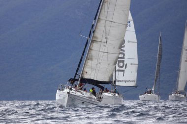 Bodrum, Hindi. 05 Şubat 2023: Yelkenliler Ege Denizi 'nin mavi sularında, ünlü tatil beldesi Bodrum' un kıyılarında rüzgarlı havada yelken açtılar..