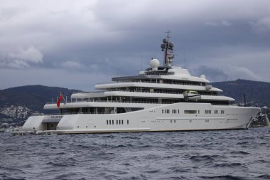 Bodrum, Türkiye, 05 Şubat 2023: Rus işadamı Roman Abramovich 'in sahibi olduğu dev süperyat Eclipse, Bodrum' da demirledi