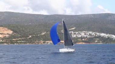 Bodrum, Hindi. 10 Mart 2023: Yelkenliler Ege Denizi 'nin mavi sularında, ünlü tatil beldesi Bodrum' un kıyılarında rüzgarlı havada yelken açıyorlar..