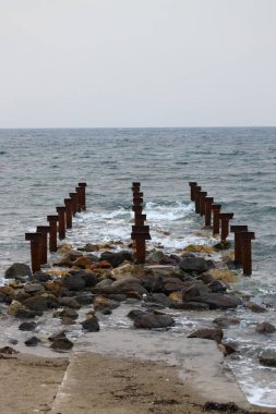 Eski, paslı, terk edilmiş ve sökülmüş iskele. Gökyüzü boş. Yazmak için uygun.