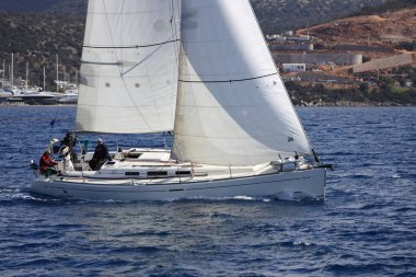 Bodrum, Hindi. 10 Mart 2023: Yelkenliler Ege Denizi 'nin mavi sularında, ünlü tatil beldesi Bodrum' un kıyılarında rüzgarlı havada yelken açıyorlar..