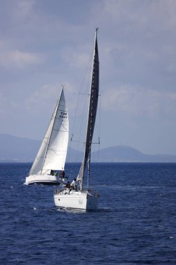 Bodrum, Hindi. 10 Mart 2023: Yelkenliler Ege Denizi 'nin mavi sularında, ünlü tatil beldesi Bodrum' un kıyılarında rüzgarlı havada yelken açıyorlar..