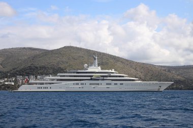 Bodrum, Türkiye, 10 Mart 2023: Rus işadamı Roman Abramovich 'in sahibi olduğu dev süperyat Eclipse, Bodrum' da demirledi