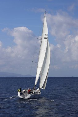 Bodrum, Hindi. 10 Mart 2023: Yelkenliler Ege Denizi 'nin mavi sularında, ünlü tatil beldesi Bodrum' un kıyılarında rüzgarlı havada yelken açıyorlar..