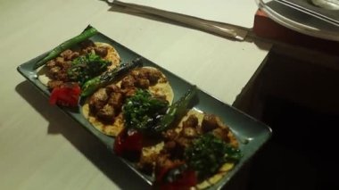 Et şiş kebap sofraya oturmaya hazır.