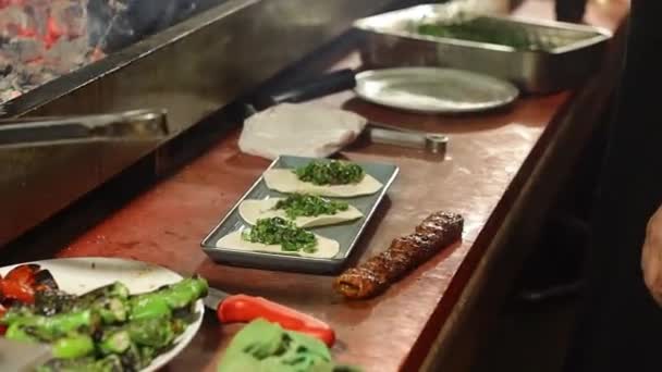 Kebab Adana Cortado Para Ser Preparado Plato — Vídeos de Stock
