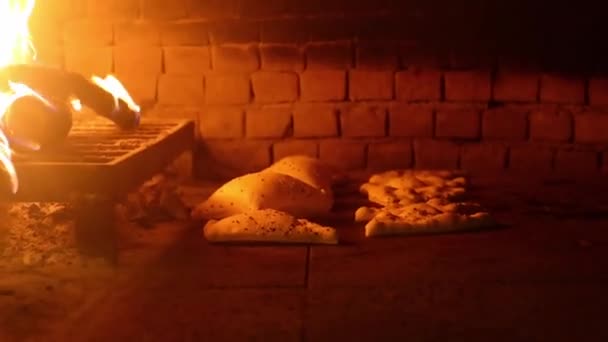 Stary Styl Bliskim Wschodzie Kamiennym Piecu Chlebem Różnych Przypraw Wewnątrz — Wideo stockowe