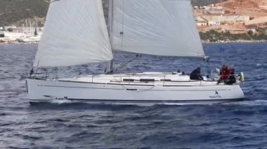 Bodrum, Hindi. 10 Mart 2023: Yelkenliler Ege Denizi 'nin mavi sularında, ünlü tatil beldesi Bodrum' un kıyılarında rüzgarlı havada yelken açıyorlar..