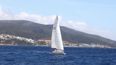 Bodrum, Hindi. 10 Mart 2023: Yelkenliler Ege Denizi 'nin mavi sularında, ünlü tatil beldesi Bodrum' un kıyılarında rüzgarlı havada yelken açıyorlar..