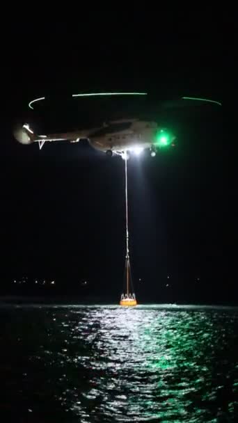 Visión Nocturna Helicóptero Bomberos Toma Agua Del Mar Vídeo Vertical — Vídeos de Stock