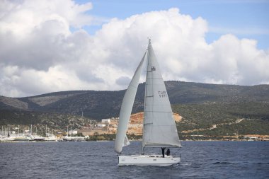 Bodrum, Hindi. 10 Mart 2023: Yelkenliler Ege Denizi 'nin mavi sularında, ünlü tatil beldesi Bodrum' un kıyılarında rüzgarlı havada yelken açıyorlar..