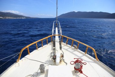 Denizde Gezinen Yelkenli Teknenin Yayı.