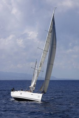 Bodrum, Hindi. 10 Mart 2023: Yelkenliler Ege Denizi 'nin mavi sularında, ünlü tatil beldesi Bodrum' un kıyılarında rüzgarlı havada yelken açıyorlar..