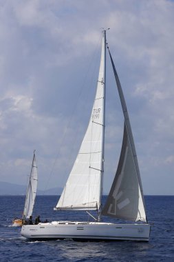 Bodrum, Hindi. 10 Mart 2023: Yelkenliler Ege Denizi 'nin mavi sularında, ünlü tatil beldesi Bodrum' un kıyılarında rüzgarlı havada yelken açıyorlar..