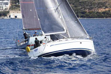 Bodrum, Hindi. 10 Mart 2023: Yelkenliler Ege Denizi 'nin mavi sularında, ünlü tatil beldesi Bodrum' un kıyılarında rüzgarlı havada yelken açıyorlar..