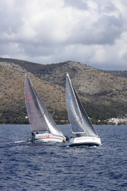 Bodrum, Hindi. 10 Mart 2023: Yelkenliler Ege Denizi 'nin mavi sularında, ünlü tatil beldesi Bodrum' un kıyılarında rüzgarlı havada yelken açıyorlar..