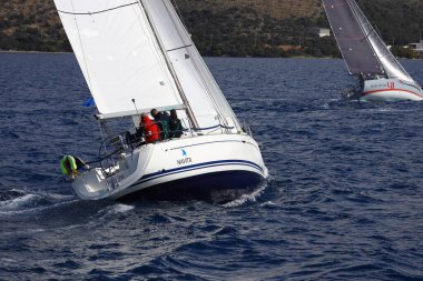 Bodrum, Hindi. 10 Mart 2023: Yelkenliler Ege Denizi 'nin mavi sularında, ünlü tatil beldesi Bodrum' un kıyılarında rüzgarlı havada yelken açıyorlar..