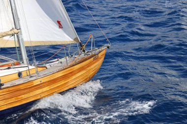 Bodrum, Hindi. 10 Mart 2023: Yelkenliler Ege Denizi 'nin mavi sularında, ünlü tatil beldesi Bodrum' un kıyılarında rüzgarlı havada yelken açıyorlar..