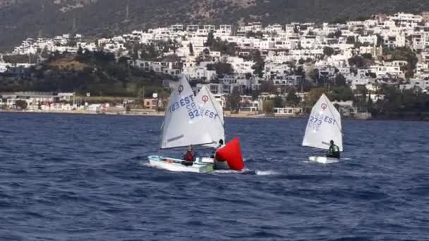 Bodrum Turkije Maart 2023 Optimistische Zeilboot Tijdens Een Training Zee — Stockvideo